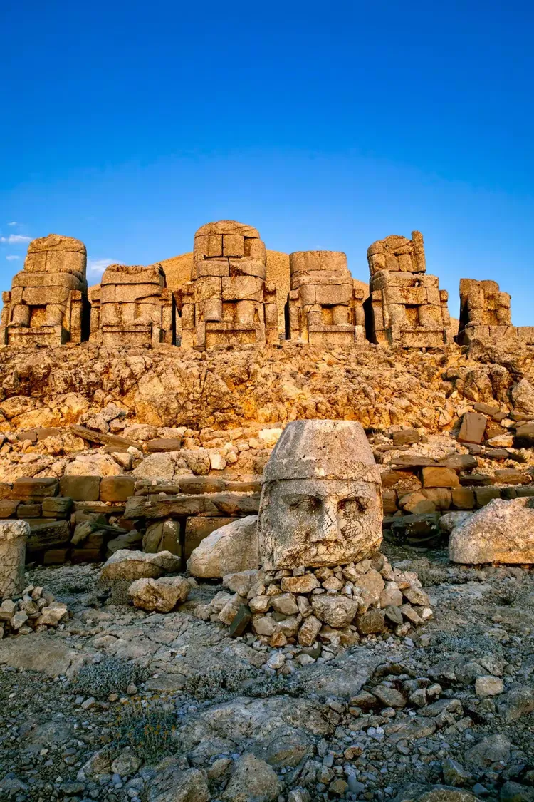 内姆鲁特山(图3) 内姆鲁特山(图3)