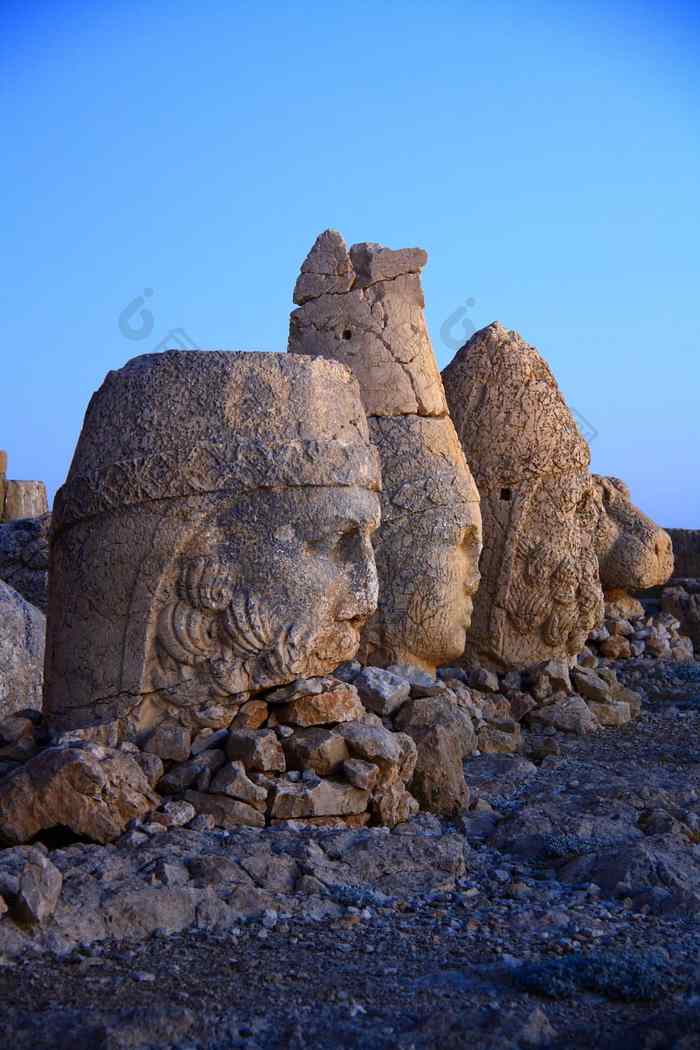 内姆鲁特山(图1) 内姆鲁特山(图1)