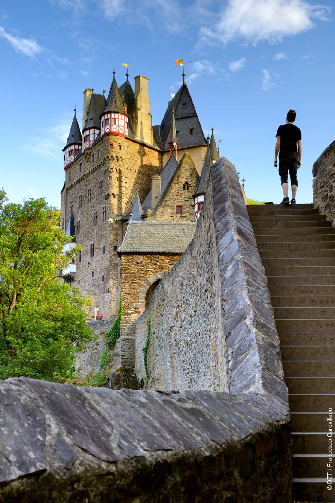 穆茨奥山堡(图1)