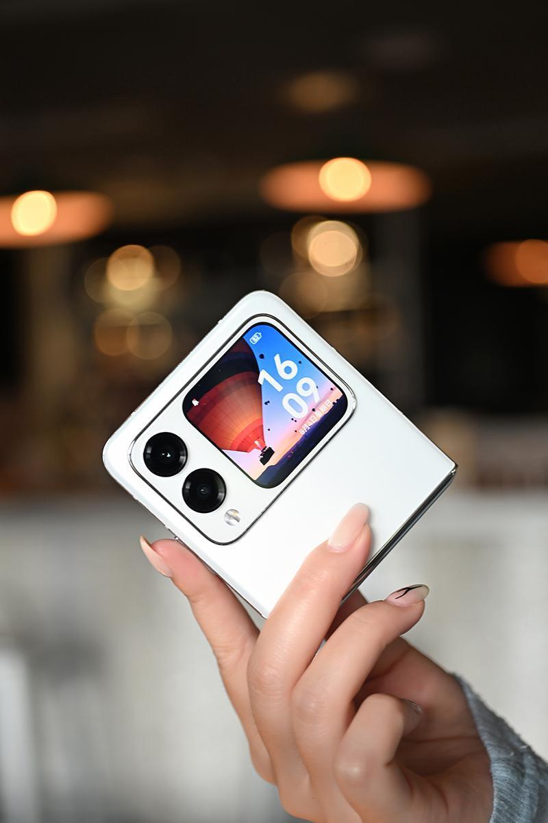 折叠屏手机(图5) 折叠屏手机(图5)